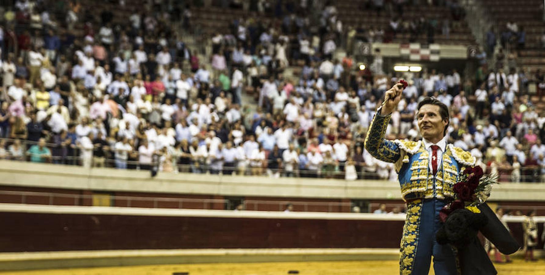 Se cumplió la máxima. Todos esperaban más de la corrida de toros de este viernes en La Ribera. El mano a mano entre El Juli y Diego Urdiales acabó con dos orejas que no contentaron a un personal deseoso, una vez más, de ver faena.