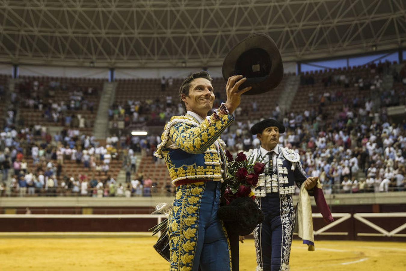 Se cumplió la máxima. Todos esperaban más de la corrida de toros de este viernes en La Ribera. El mano a mano entre El Juli y Diego Urdiales acabó con dos orejas que no contentaron a un personal deseoso, una vez más, de ver faena.