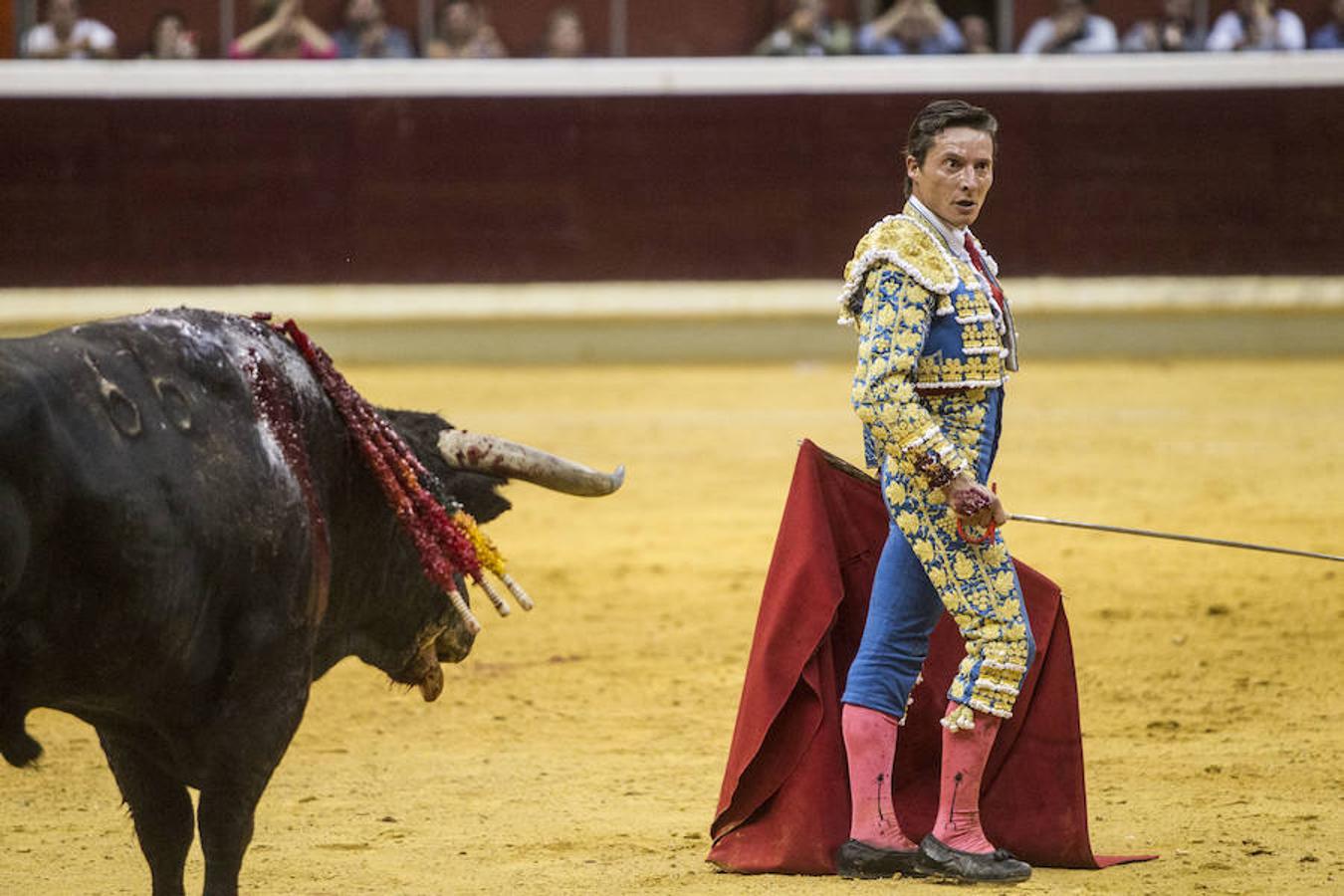 Se cumplió la máxima. Todos esperaban más de la corrida de toros de este viernes en La Ribera. El mano a mano entre El Juli y Diego Urdiales acabó con dos orejas que no contentaron a un personal deseoso, una vez más, de ver faena.