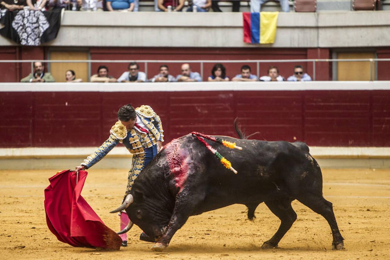 Se cumplió la máxima. Todos esperaban más de la corrida de toros de este viernes en La Ribera. El mano a mano entre El Juli y Diego Urdiales acabó con dos orejas que no contentaron a un personal deseoso, una vez más, de ver faena.