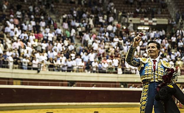 Saludo de Diego Urdiales a la plaza. 