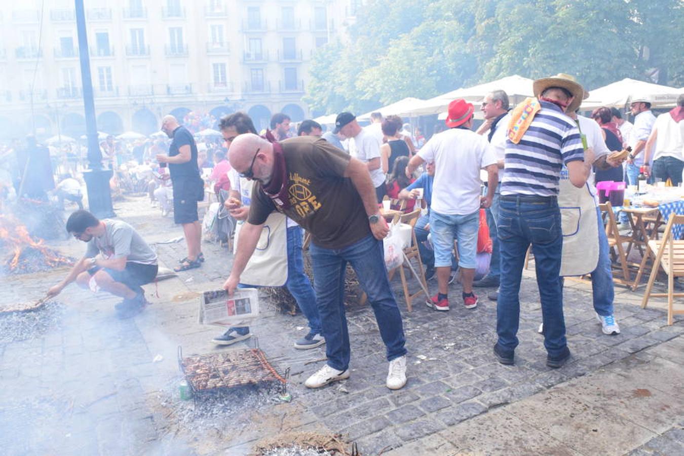 Festival de chuletillas asadas en la Plaza del Mercado con motivo de la Semana Gastronómica que se está celebrando a lo largo de las fiestas de San Mateo.