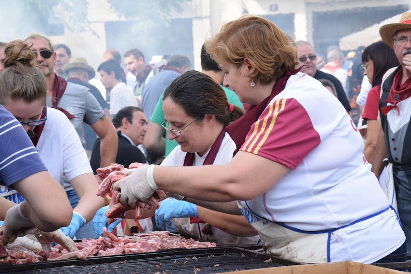 Festival de chuletillas asadas en la Plaza del Mercado con motivo de la Semana Gastronómica que se está celebrando a lo largo de las fiestas de San Mateo.