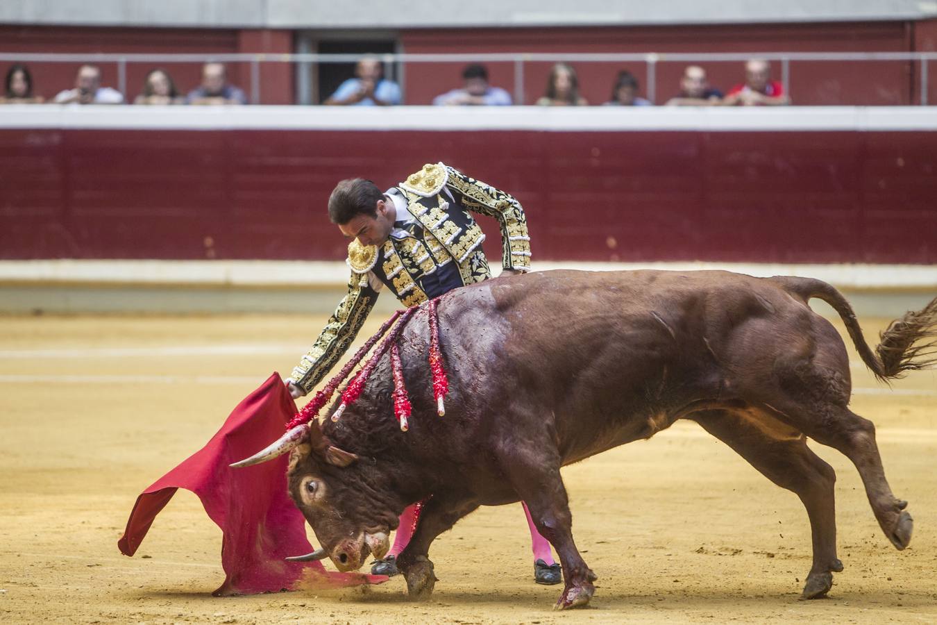 Una oreja por cada uno de los diestros pasearon hoy Enrique Ponce, José María Manzanares y Andrés Roca Rey en la tercera de la feria de San Mateo de Logroño, una corrida que fue irrefrenablemente a menos por culpa de la falta de casta y pocas fuerzas de los toros de Juan Pedro Domecq.