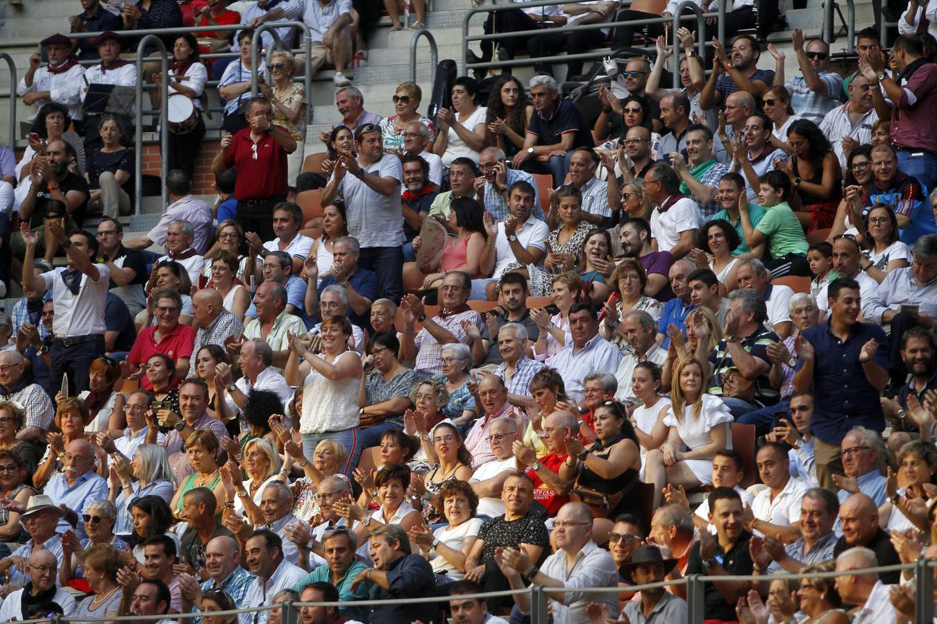 Una oreja por cada uno de los diestros pasearon hoy Enrique Ponce, José María Manzanares y Andrés Roca Rey en la tercera de la feria de San Mateo de Logroño, una corrida que fue irrefrenablemente a menos por culpa de la falta de casta y pocas fuerzas de los toros de Juan Pedro Domecq.