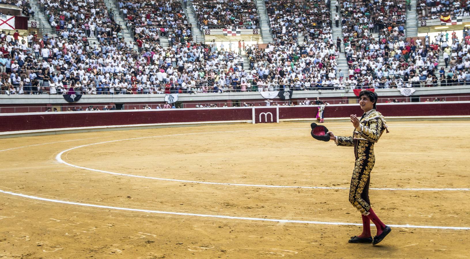 Una oreja por cada uno de los diestros pasearon hoy Enrique Ponce, José María Manzanares y Andrés Roca Rey en la tercera de la feria de San Mateo de Logroño, una corrida que fue irrefrenablemente a menos por culpa de la falta de casta y pocas fuerzas de los toros de Juan Pedro Domecq.