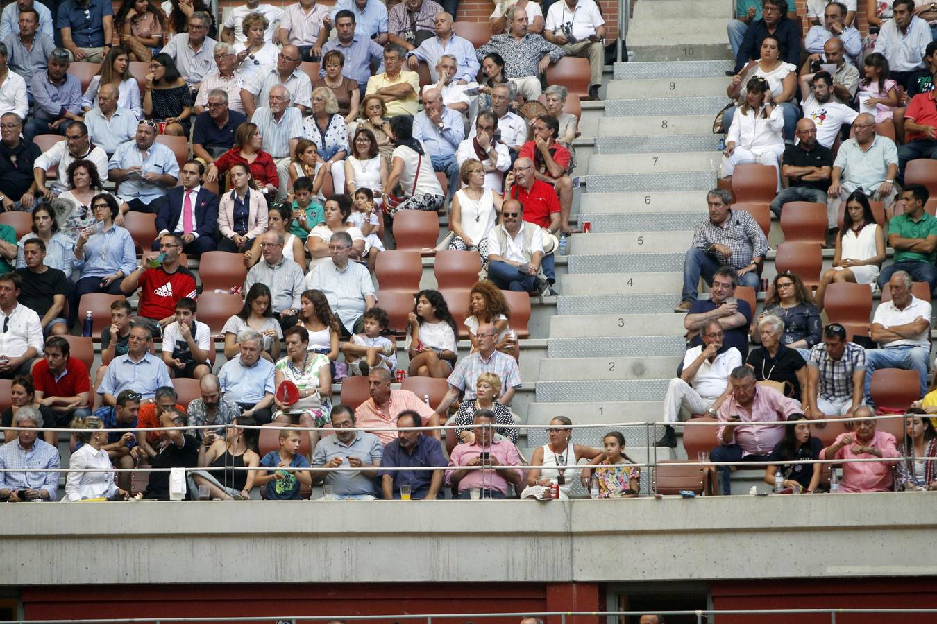 Una oreja por cada uno de los diestros pasearon hoy Enrique Ponce, José María Manzanares y Andrés Roca Rey en la tercera de la feria de San Mateo de Logroño, una corrida que fue irrefrenablemente a menos por culpa de la falta de casta y pocas fuerzas de los toros de Juan Pedro Domecq.