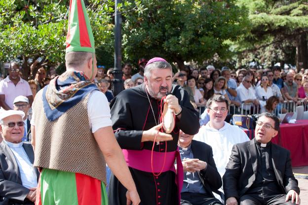 El obispo prueba el vino que le ofreció el Cachiberrio. :: Díaz Uriel