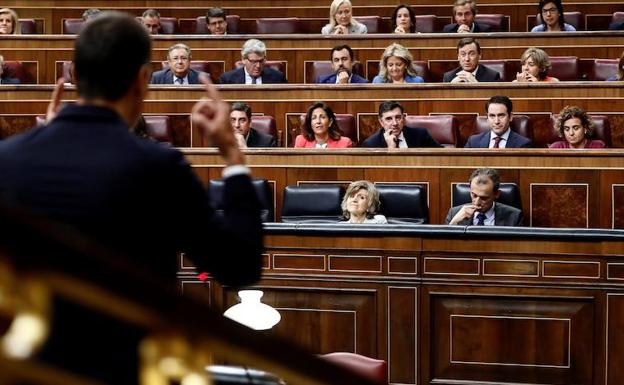 El presidente del Gobierno, Pedro Sánchez (i), se dirige al presidente del PP, Pablo Casado (en el fondo a la izquierda). 