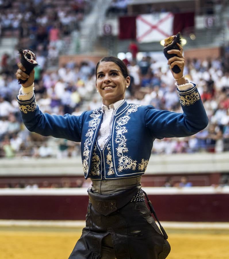 El rejoneador Pablo Hermoso de Mendoza y la francesa Lea Vicens salieron a hombros en el cierre ecuestre de la feria de San Mateo de Logroño, una tarde en la que el jinete navarro marcó la diferencia, con una actuación colosal, sobre todo en su primer enemigo