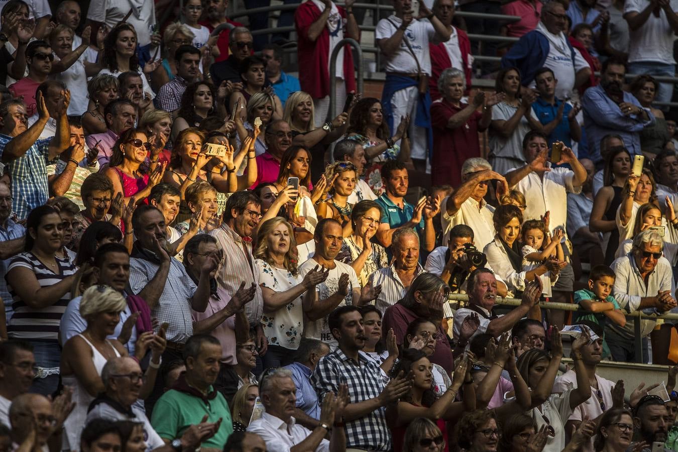 El rejoneador Pablo Hermoso de Mendoza y la francesa Lea Vicens salieron a hombros en el cierre ecuestre de la feria de San Mateo de Logroño, una tarde en la que el jinete navarro marcó la diferencia, con una actuación colosal, sobre todo en su primer enemigo