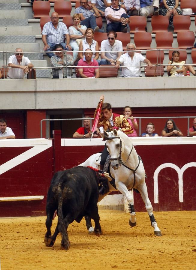 El rejoneador Pablo Hermoso de Mendoza y la francesa Lea Vicens salieron a hombros en el cierre ecuestre de la feria de San Mateo de Logroño, una tarde en la que el jinete navarro marcó la diferencia, con una actuación colosal, sobre todo en su primer enemigo