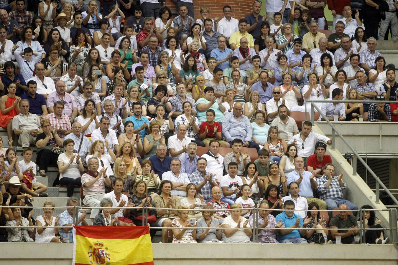 El rejoneador Pablo Hermoso de Mendoza y la francesa Lea Vicens salieron a hombros en el cierre ecuestre de la feria de San Mateo de Logroño, una tarde en la que el jinete navarro marcó la diferencia, con una actuación colosal, sobre todo en su primer enemigo