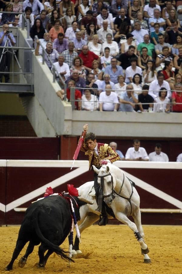 El rejoneador Pablo Hermoso de Mendoza y la francesa Lea Vicens salieron a hombros en el cierre ecuestre de la feria de San Mateo de Logroño, una tarde en la que el jinete navarro marcó la diferencia, con una actuación colosal, sobre todo en su primer enemigo