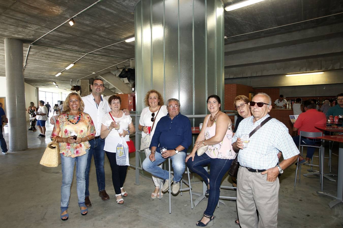 El rejoneador Pablo Hermoso de Mendoza y la francesa Lea Vicens salieron a hombros en el cierre ecuestre de la feria de San Mateo de Logroño, una tarde en la que el jinete navarro marcó la diferencia, con una actuación colosal, sobre todo en su primer enemigo