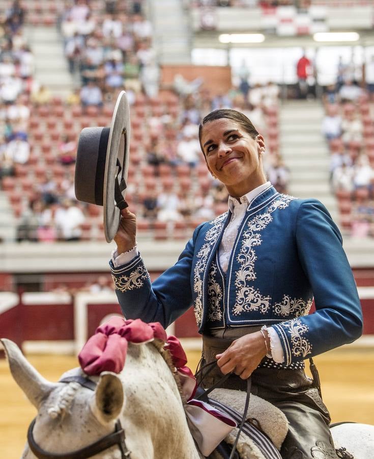 El rejoneador Pablo Hermoso de Mendoza y la francesa Lea Vicens salieron a hombros en el cierre ecuestre de la feria de San Mateo de Logroño, una tarde en la que el jinete navarro marcó la diferencia, con una actuación colosal, sobre todo en su primer enemigo