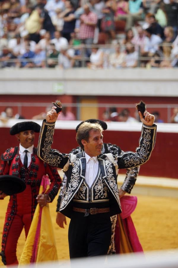 El rejoneador Pablo Hermoso de Mendoza y la francesa Lea Vicens salieron a hombros en el cierre ecuestre de la feria de San Mateo de Logroño, una tarde en la que el jinete navarro marcó la diferencia, con una actuación colosal, sobre todo en su primer enemigo