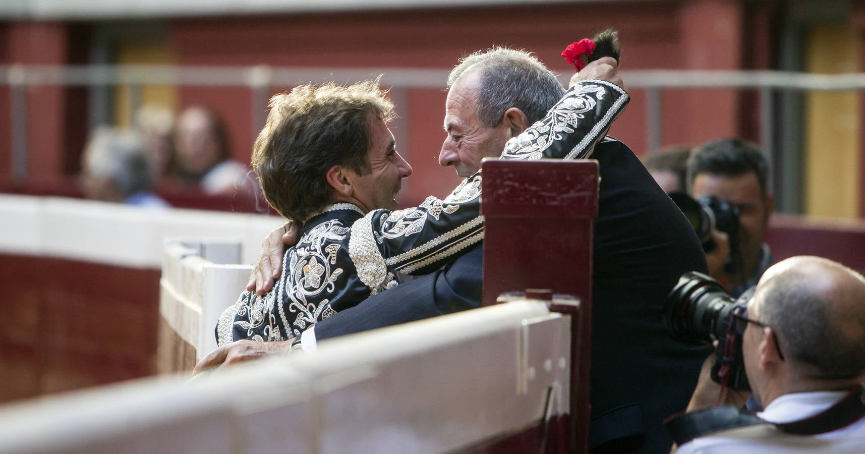 El rejoneador Pablo Hermoso de Mendoza y la francesa Lea Vicens salieron a hombros en el cierre ecuestre de la feria de San Mateo de Logroño, una tarde en la que el jinete navarro marcó la diferencia, con una actuación colosal, sobre todo en su primer enemigo