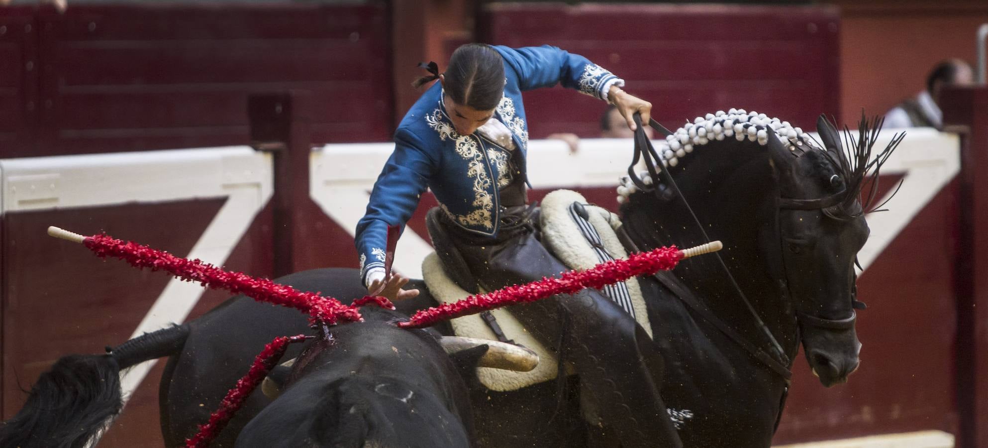 El rejoneador Pablo Hermoso de Mendoza y la francesa Lea Vicens salieron a hombros en el cierre ecuestre de la feria de San Mateo de Logroño, una tarde en la que el jinete navarro marcó la diferencia, con una actuación colosal, sobre todo en su primer enemigo