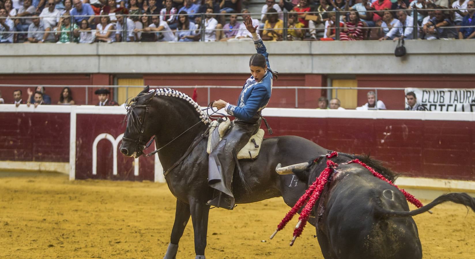 El rejoneador Pablo Hermoso de Mendoza y la francesa Lea Vicens salieron a hombros en el cierre ecuestre de la feria de San Mateo de Logroño, una tarde en la que el jinete navarro marcó la diferencia, con una actuación colosal, sobre todo en su primer enemigo