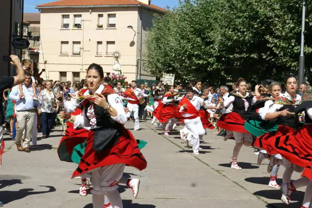El grupo de danzas ejecutó varios bailes durante la procesión. :: 