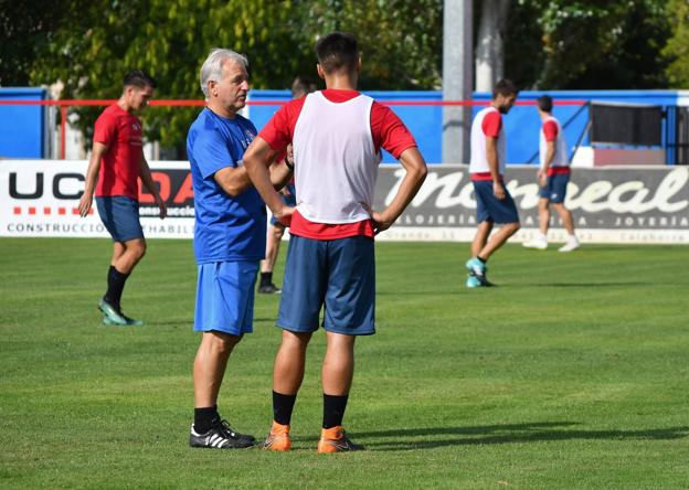 Miguel Sola charla con Auzmendi en el entrenamiento del viernes. :: 
