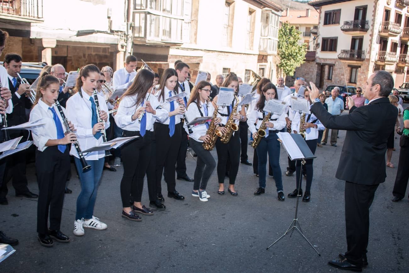 Acto de inauguración de las calles que Ezcaray ha dedicado a Marisa Sánchez, Víctor Monge y Cristóbal Zamudio, e inicio de las fiestas de Nuestra Señora de Allende y Gracias.