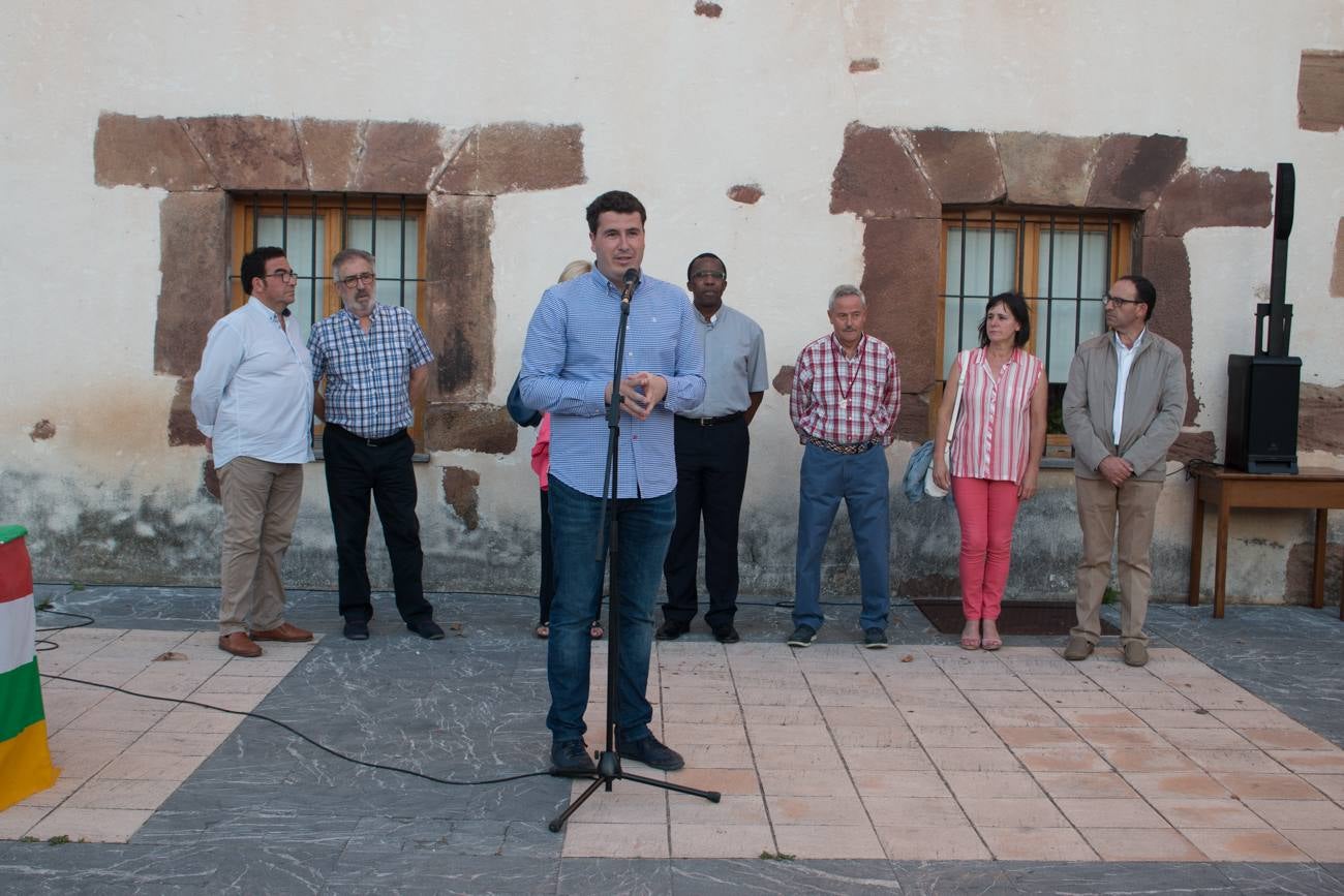 Acto de inauguración de las calles que Ezcaray ha dedicado a Marisa Sánchez, Víctor Monge y Cristóbal Zamudio, e inicio de las fiestas de Nuestra Señora de Allende y Gracias.