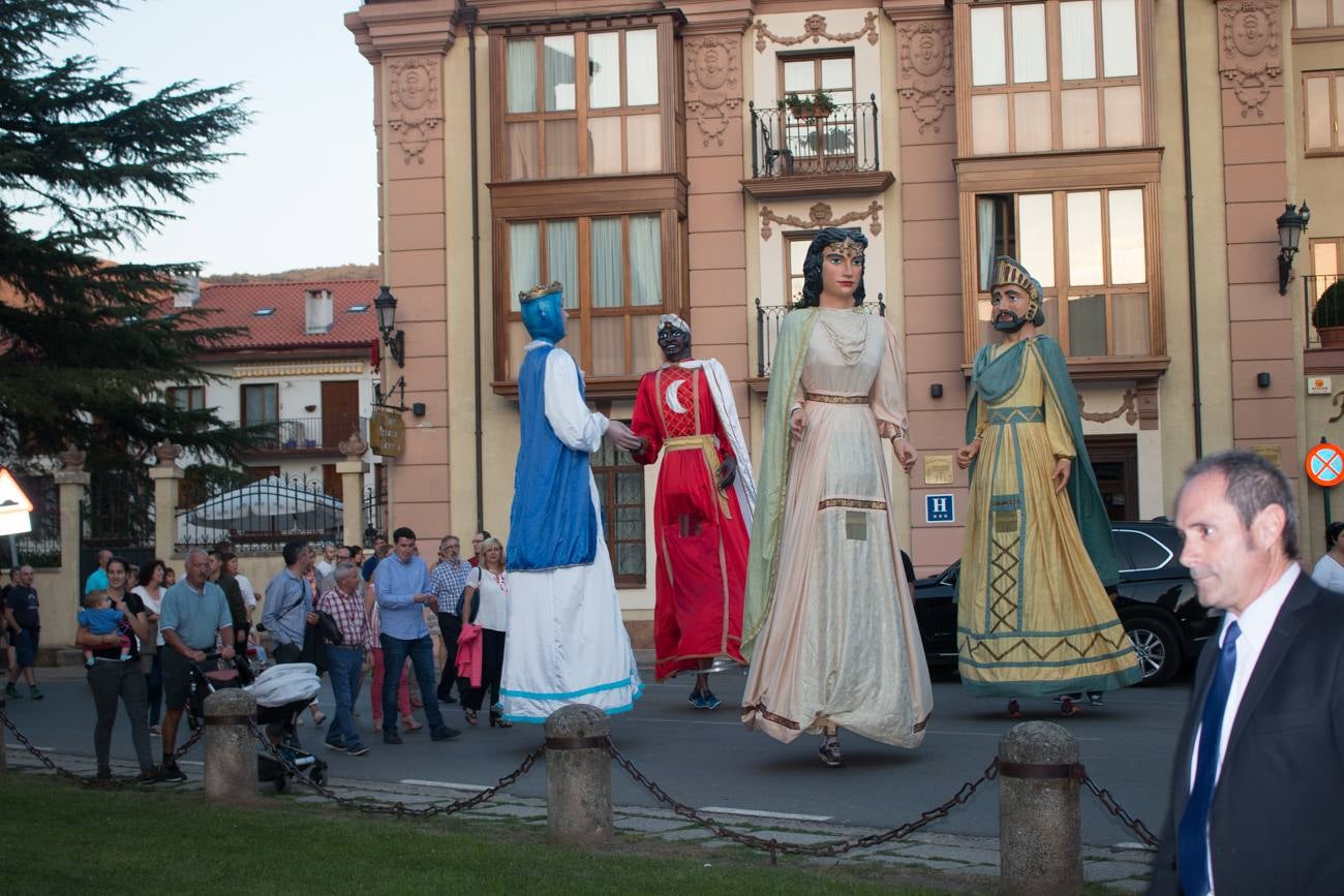 Acto de inauguración de las calles que Ezcaray ha dedicado a Marisa Sánchez, Víctor Monge y Cristóbal Zamudio, e inicio de las fiestas de Nuestra Señora de Allende y Gracias.