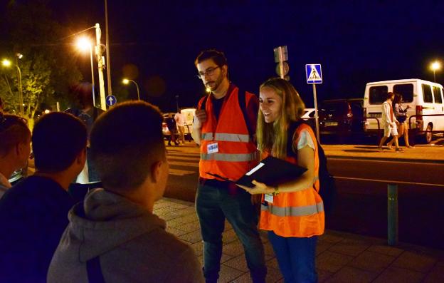 María e Izan charlan sobre alcohol con un grupo de jóvenes. :: miguel herreros