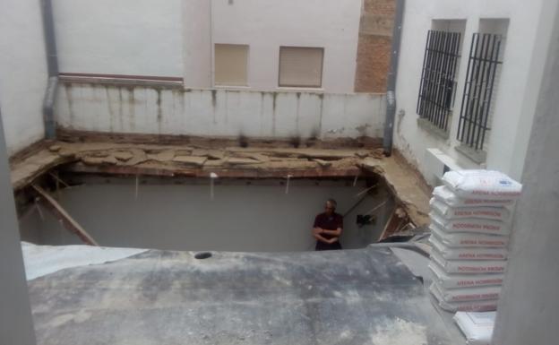 Las obras en un patio interior provocan un derrumbe en Pérez Galdós