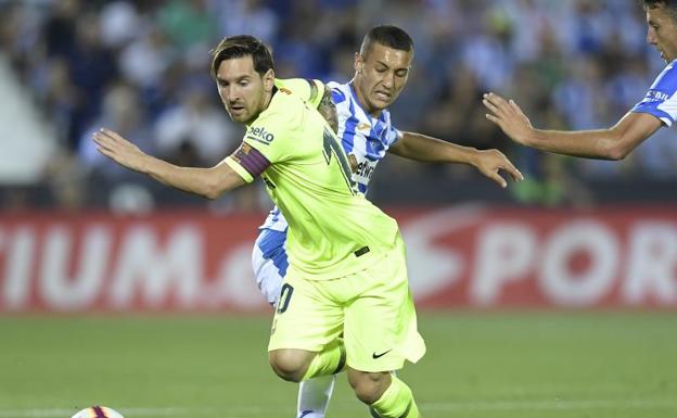 Messi, en una acción ante Óscar Rodríguez. 