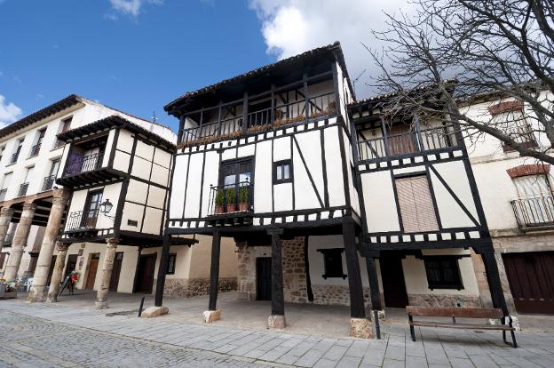 Casas típicas de la localidad de Covarrubias, en la provincia de Burgos. :: israel hervás
