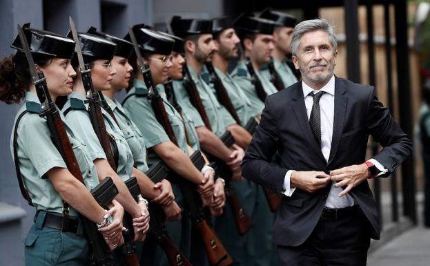 El ministro del Interior, Fernando Grande-Marlaska, a su llegada a los actos conmemorativos por el 30 aniversario del ingreso de la mujer en la Guardia Civil. 