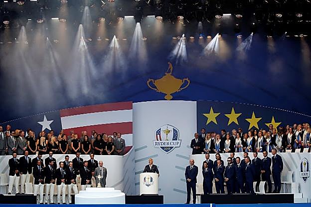 El equipo europeo (derecha) y el estadounidense (izquierda) participan en la ceremonia inaugural de la Ryder Cup 2018. :: efe
