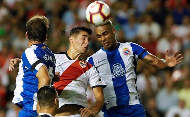 Santiago Comesaña (c) intenta rematar ante los jugadores del Espanyol. 