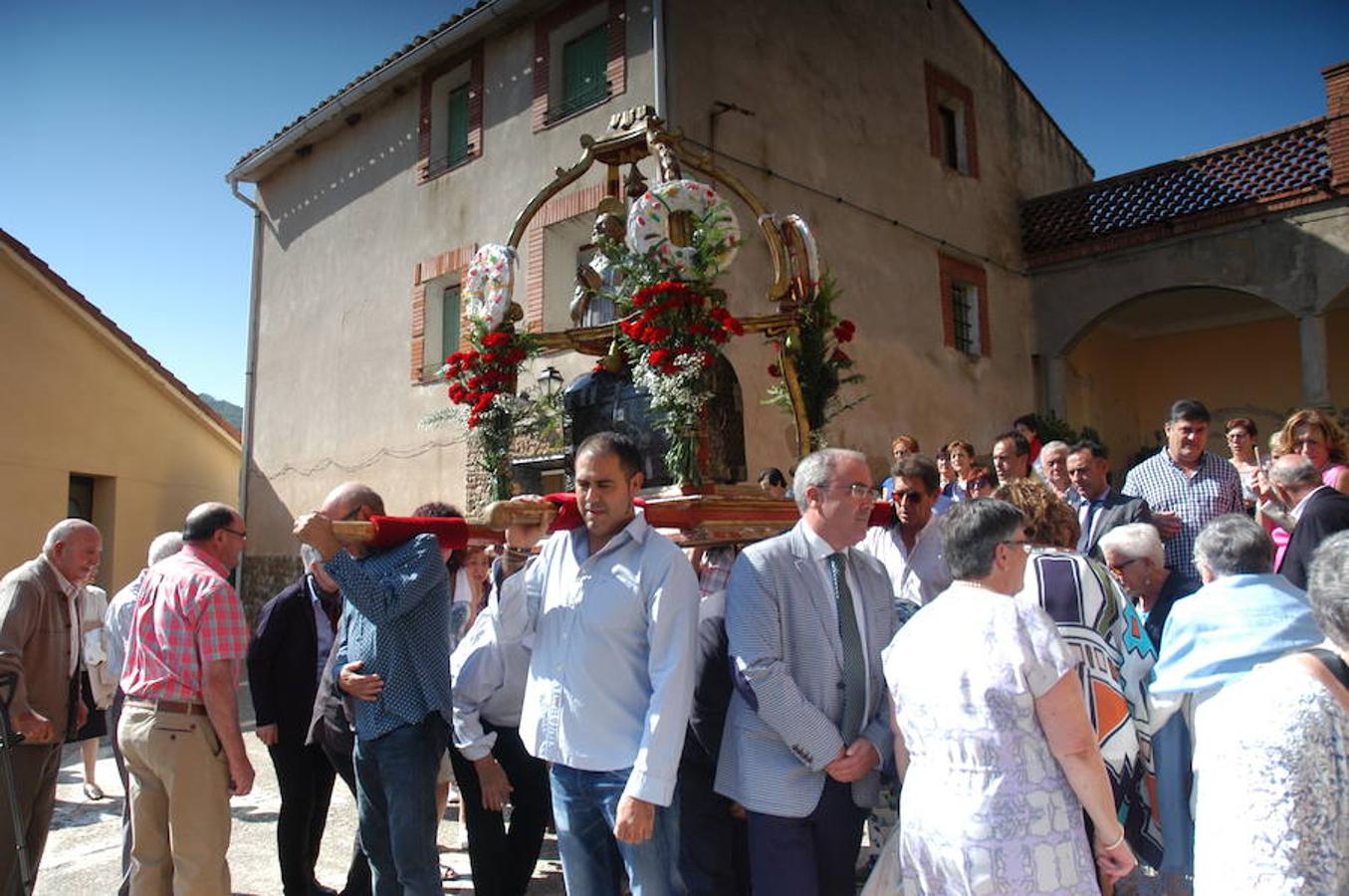 La Villa de Ocón celebró ayer jueves el día grande de San Cosme y San Damián con procesión y misa. Los actos del programa festivo comenzaron el miércoles y durarán hasta el sábado.