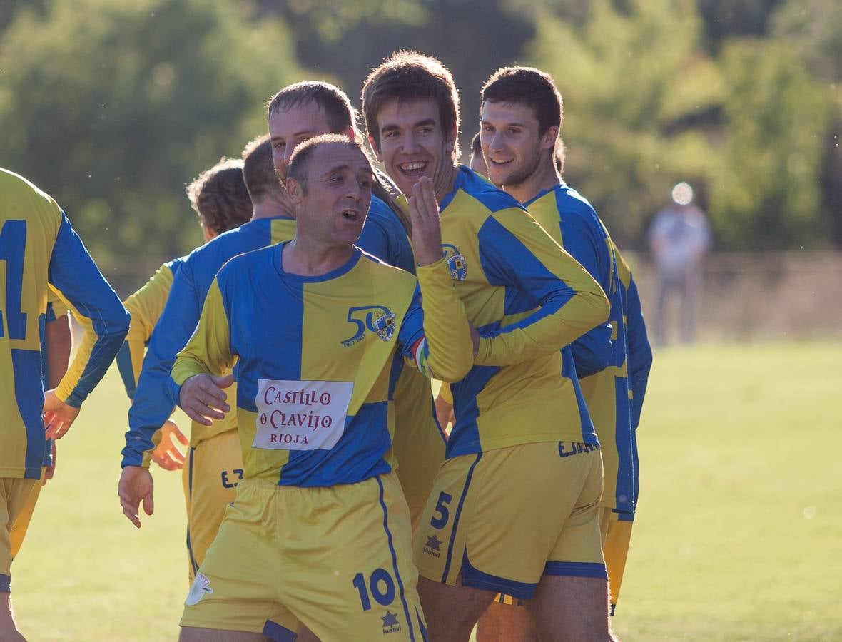 Los jugadores del Alberite celebran un gol