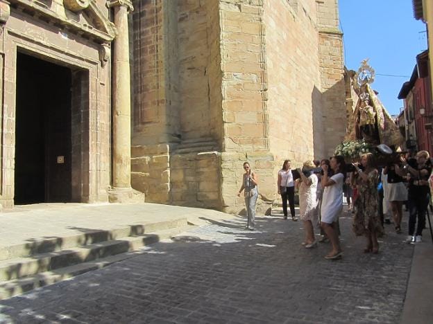 Regreso de la Virgen del Sagrario a la iglesia tras la procesión. :: p. h.