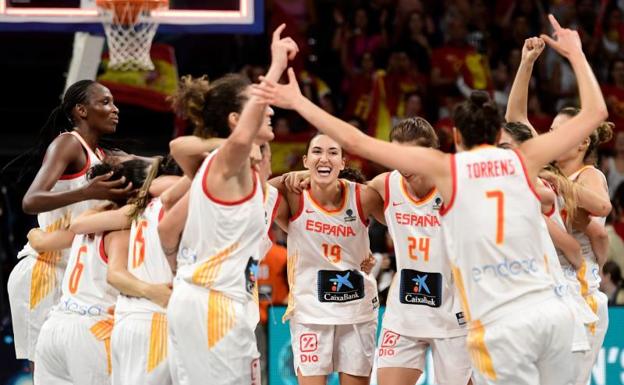 El conjunto español celebrando su bronce ante Bélgica