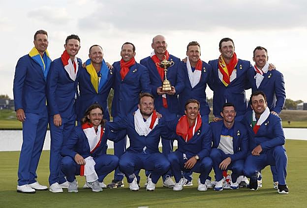 El equipo europeo de la Ryder Cup (con Sergio García y Jon Rahm) posa con su trofeo después de ganar a Estados Unidos en suelo francés. :: efe
