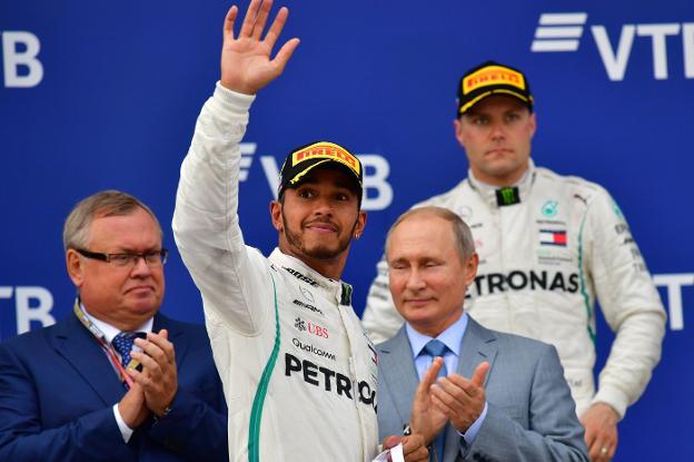 Lewis Hamilton celebra su victoria en presencia del presidente ruso, Vladímir Putin. :: Andrej ISAKOVIC / afp
