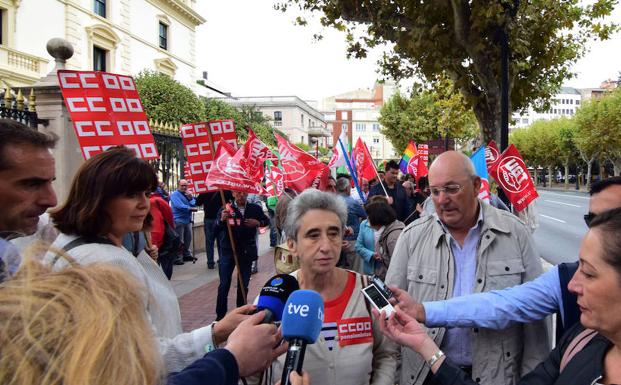 Isbel Zaldívar, de CC.OO., atiende a los medios de comunicación. 