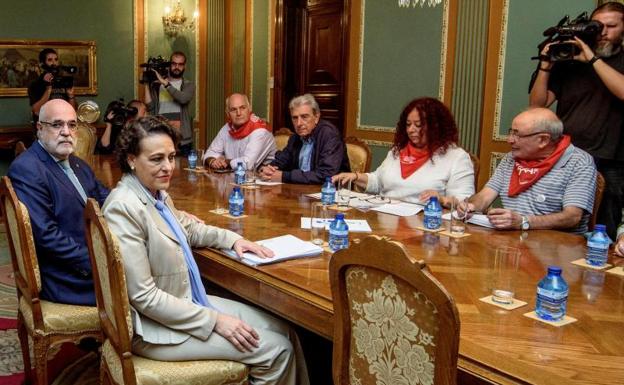 Magdalena Valerio (2i), durante su reunión con representantes de los pensionistas en Bilbao. 