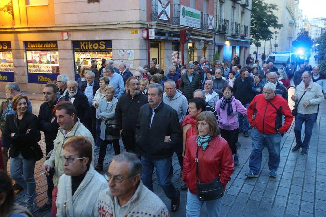 Alrededor de medio millar de personas se han manifestado hoy por el centro de Logroño para reclamar la «defensa» de las pensiones públicas y que su revalorización se blinde en la Constitución.