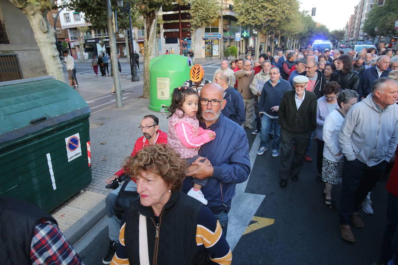 Alrededor de medio millar de personas se han manifestado hoy por el centro de Logroño para reclamar la «defensa» de las pensiones públicas y que su revalorización se blinde en la Constitución.