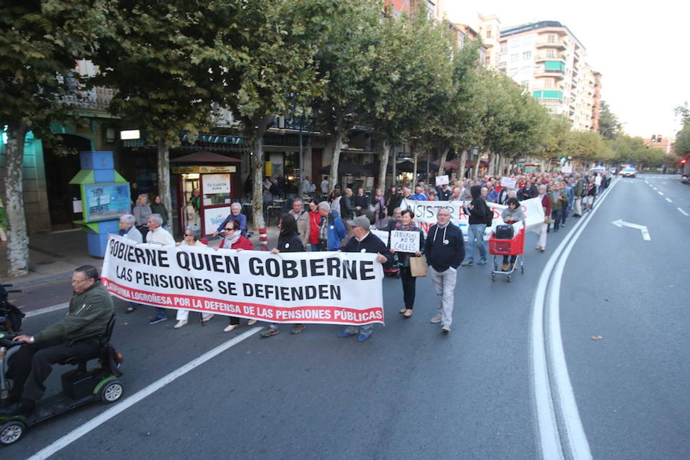 Alrededor de medio millar de personas se han manifestado hoy por el centro de Logroño para reclamar la «defensa» de las pensiones públicas y que su revalorización se blinde en la Constitución.