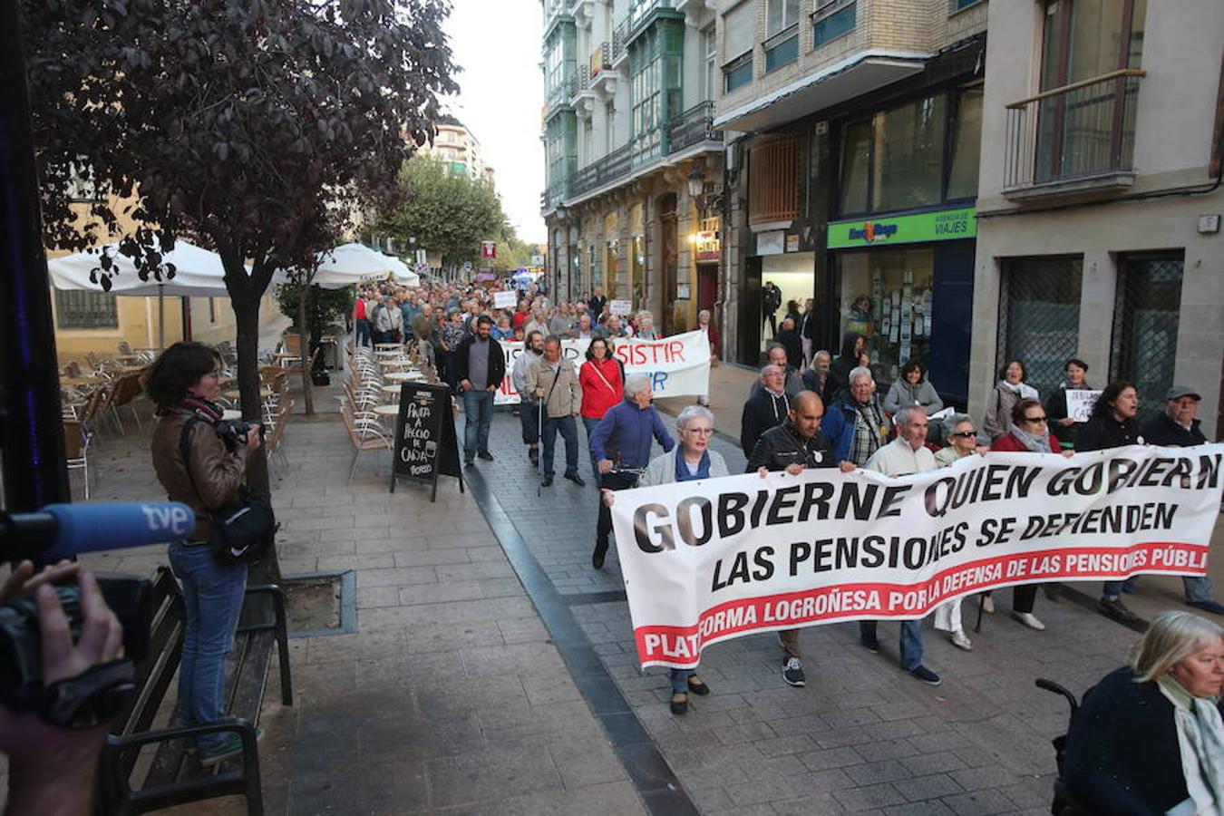 Alrededor de medio millar de personas se han manifestado hoy por el centro de Logroño para reclamar la «defensa» de las pensiones públicas y que su revalorización se blinde en la Constitución.