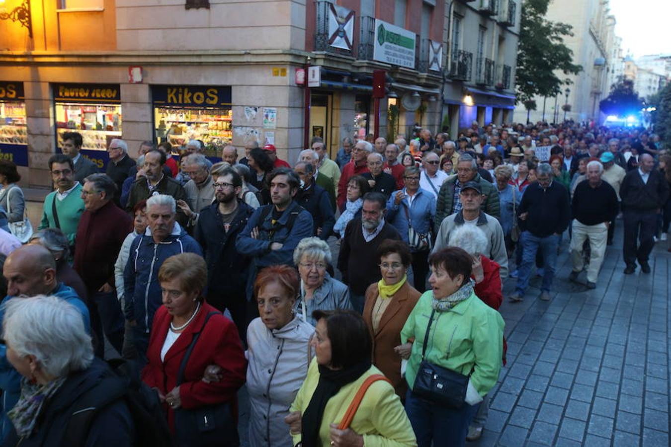 Alrededor de medio millar de personas se han manifestado hoy por el centro de Logroño para reclamar la «defensa» de las pensiones públicas y que su revalorización se blinde en la Constitución.