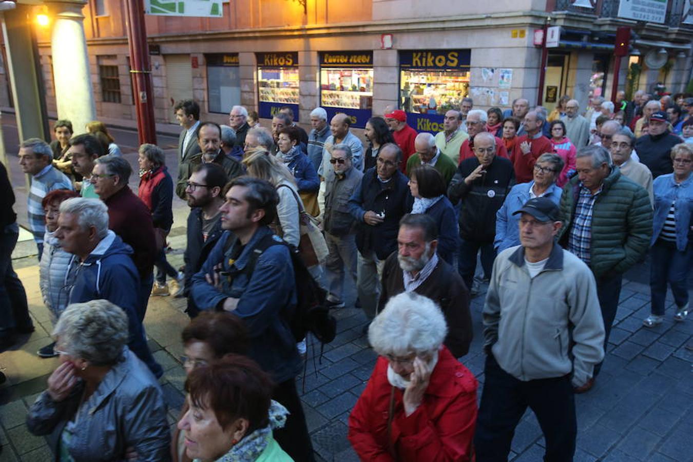 Alrededor de medio millar de personas se han manifestado hoy por el centro de Logroño para reclamar la «defensa» de las pensiones públicas y que su revalorización se blinde en la Constitución.